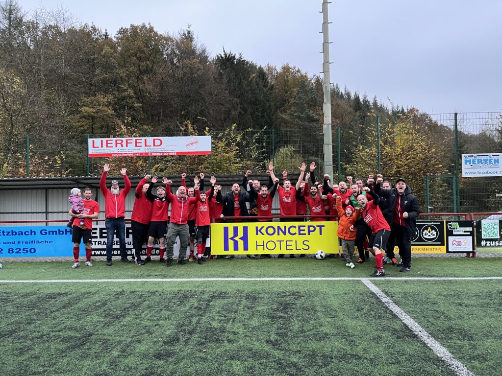 Mannschaftsjubel nach dem Derbysieg gegen TSV Germania Windeck